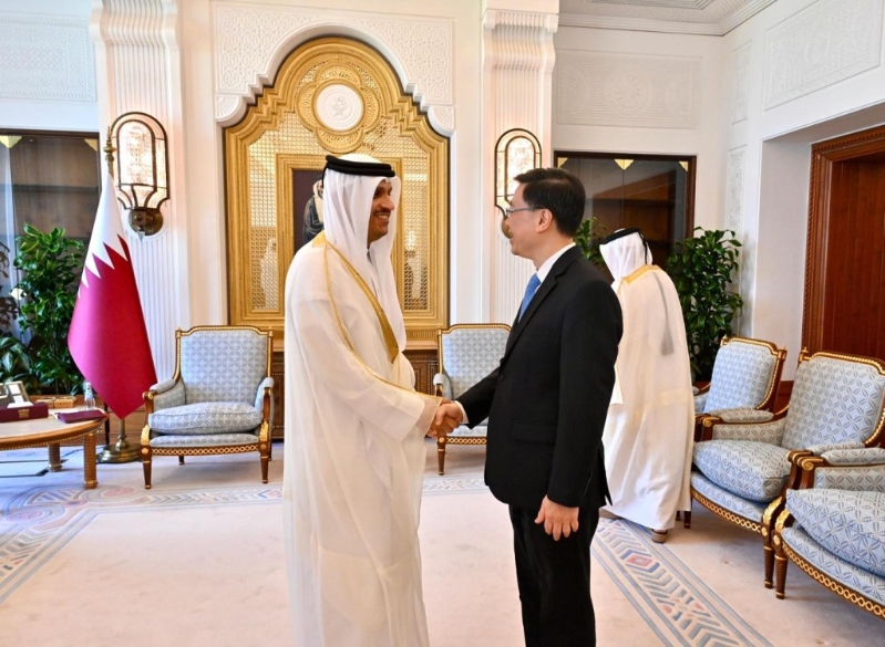 李家超與卡塔爾首相兼外交大臣HE Sheikh Mohammed bin Abdulrahman Al Thani會面，邀請卡塔爾探索利用香港作為國際金融中心和國際創科中心的優勢，發掘投資和商業機遇。 李家超fb