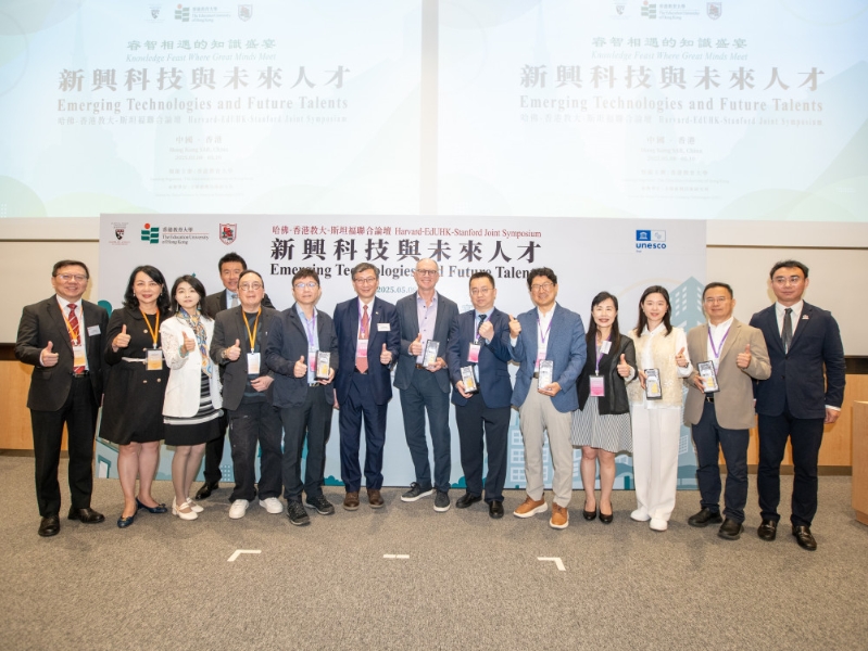 到場的主題演講者與李子建校長（右八），鄭美紅副校長（右四），協理副校長（內地協作及發展）蓋會霞女士（左二）以及組委會成員合影留念