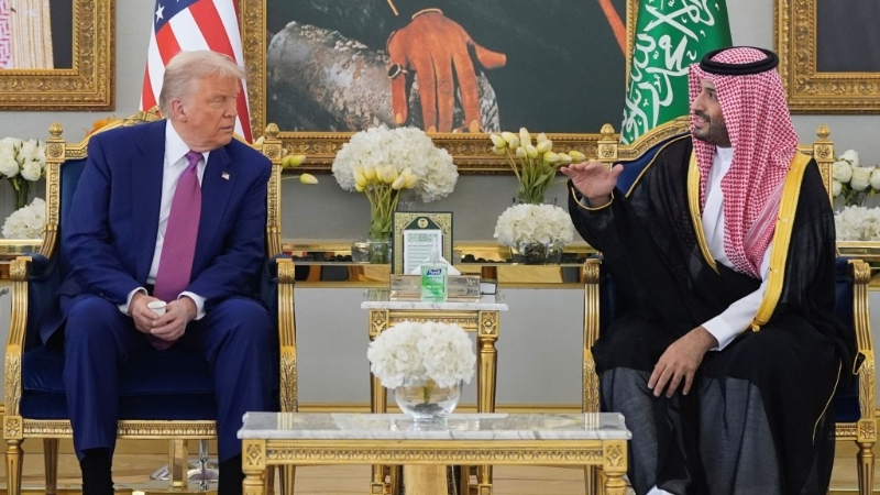 特朗普落機后，與沙特王儲小薩勒曼在機場稍作傾談。 美聯社