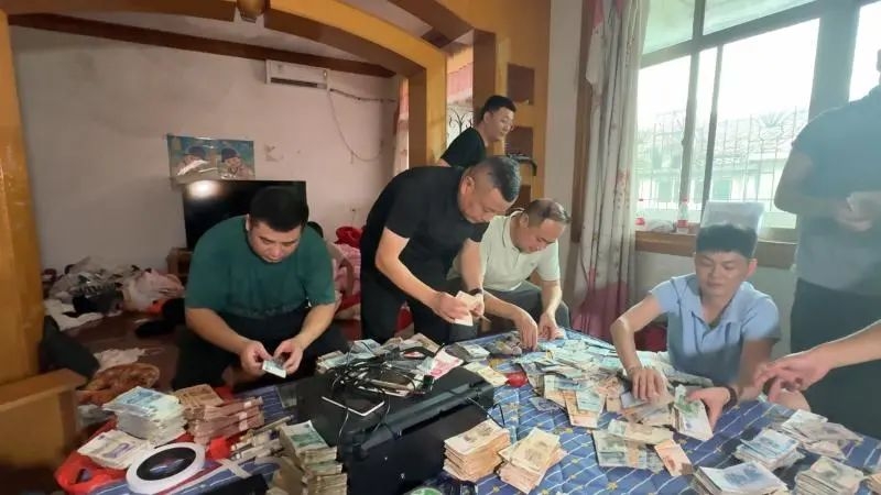 夫妻家中印制假幣被抓 夫妻家中印制假幣被抓