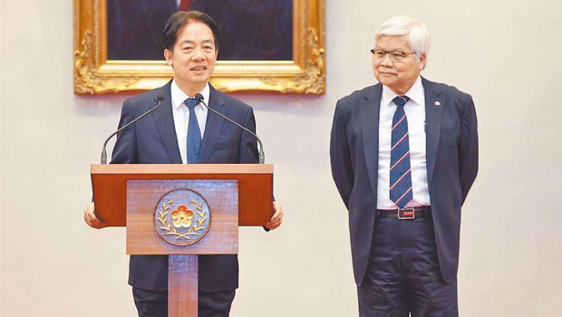 左起為賴清德、臺積電董事長魏哲家。