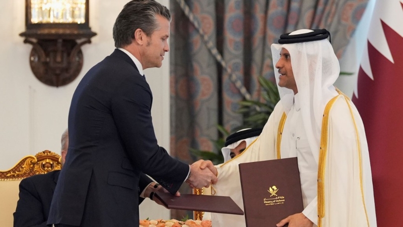 美國與卡塔爾國防部長簽署國防協議后握手。 美聯社