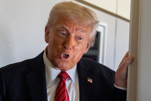 美國總統特朗普總統在從沙特阿拉伯利雅得飛往卡塔爾多哈的空軍一號上向記者發表演說。美聯社