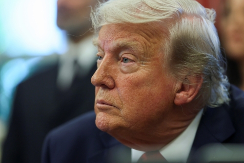 原本立場強硬的美國總統特朗普，最終仍被幕僚說服，同意降低對華關稅。