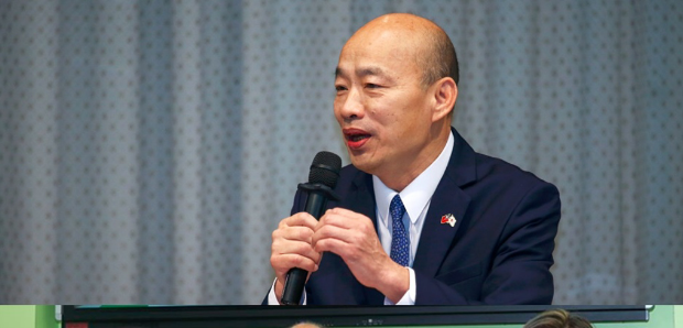 韓國瑜(上)稱呼柯建銘(下中)、吳思瑤(下左)、陳培瑜(下右)為一龍二鳳，引發陳培瑜不滿。