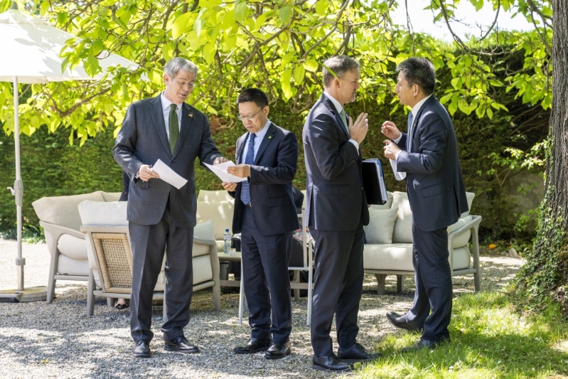 雙方代表團在戶外交談。 雙方代表團在戶外交談。