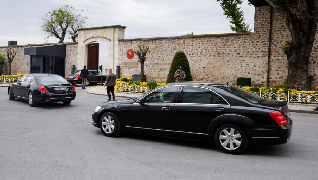 土耳其博斯普魯斯海峽濱海的多爾瑪巴赫切宮，當地時間16日上午有多輛黑頭車駛抵門口。（