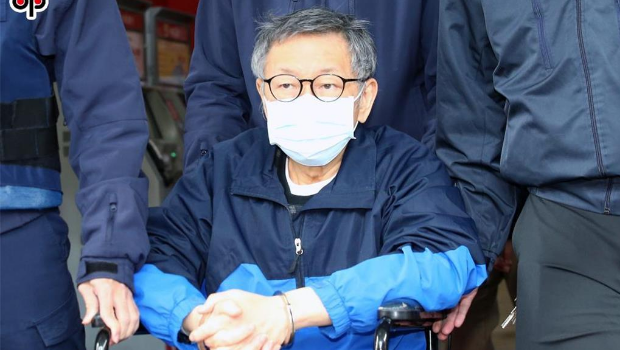 民眾黨前主席柯文哲因京華城等案羈押于臺北看守所，經三度戒護就醫，因輸尿管結石造成左腎積水，送至“衛福部”臺北醫院開刀取出輸尿管結石，3日柯文哲（下）在矯正署人員戒護下出院返回臺北看守所。