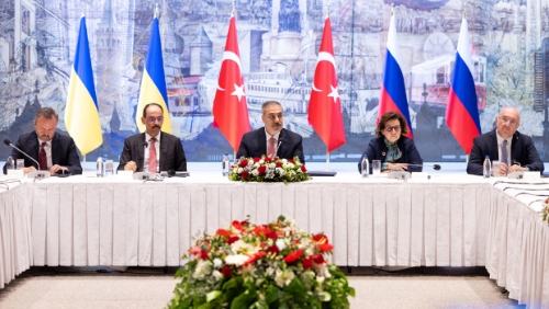 土耳其16日在伊斯坦布爾多爾瑪巴赫切宮舉行俄烏交戰3年多以來首度和談，由土國外長費丹（中）主持。