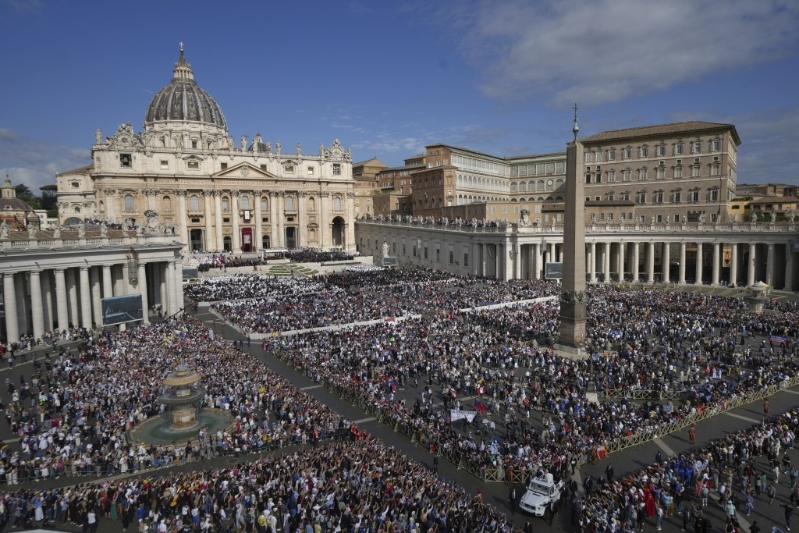 首位美國籍教宗良14世（Pope Leo XIV）就職，數以10萬人涌到教廷參與典禮。 美聯社.jpg