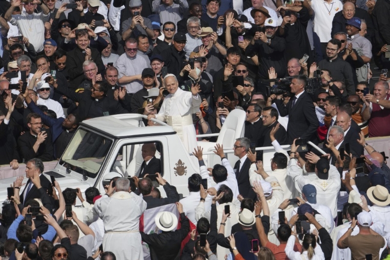 新教宗良十四就職，據報有逾25萬人涌教廷見證。 美聯社