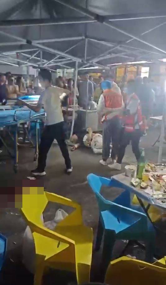 救護人員到場抬走傷者。 X@whyyoutouzhele.jpg