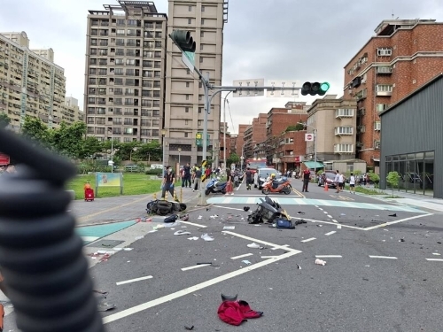 新北三峽車禍，75歲翁駛車暴沖人群，10多人受傷4命危。