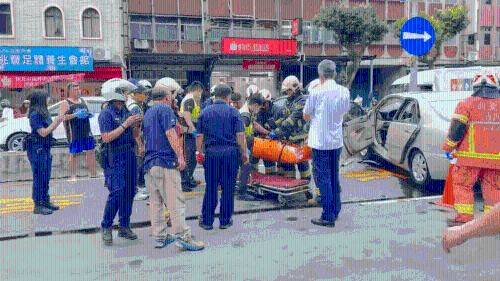 七旬司機沖撞路人后，撞擊中央分隔島受困車上，被警消救上。 中時