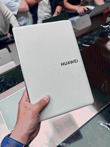 全球首款鴻蒙折疊屏電腦華為 MateBook Fold。 微博