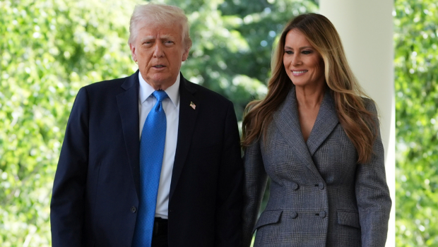 美國總統特朗普19日和第一夫人手牽手，前往白宮玫瑰園的“刪除非合意親密影像法案”（Take It Down Act）簽署儀式現場。