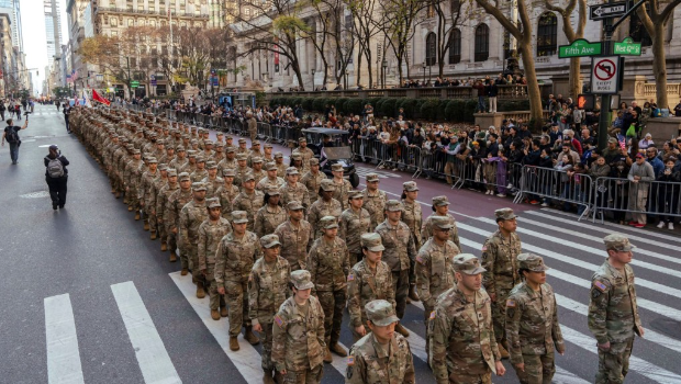 2024年紐約退伍軍人節游行，美國陸軍成員列隊行進。 美聯社