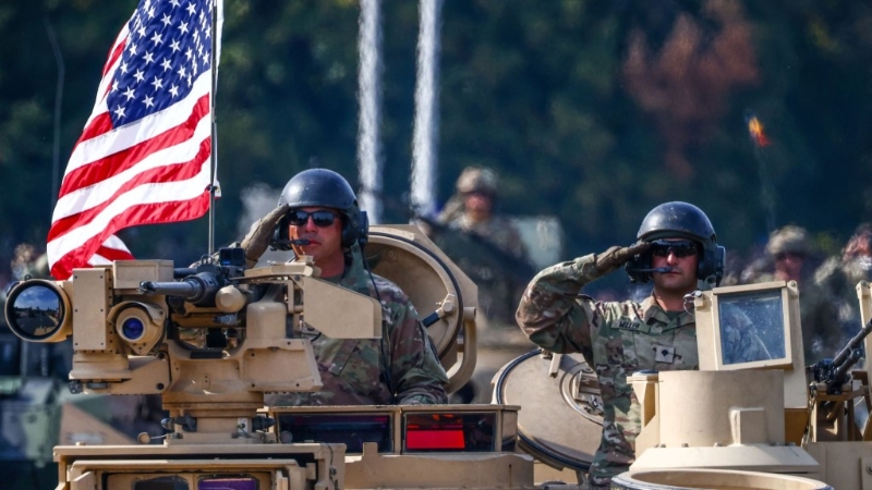 美國士兵駕駛M1A2 SEP V3艾布拉姆斯坦克出席2024年波蘭武裝部隊日閱兵式。