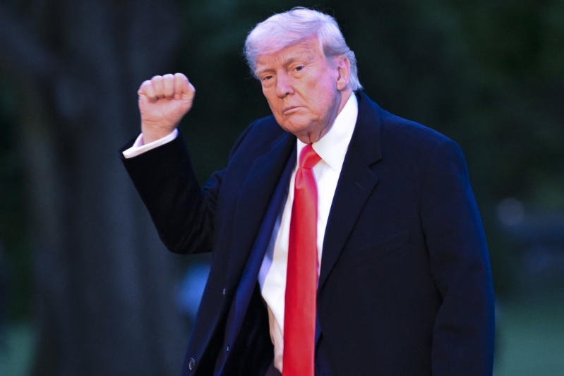 特朗普迷因幣$TRUMP買家參加晚宴，特朗普到場高舉拳頭示意