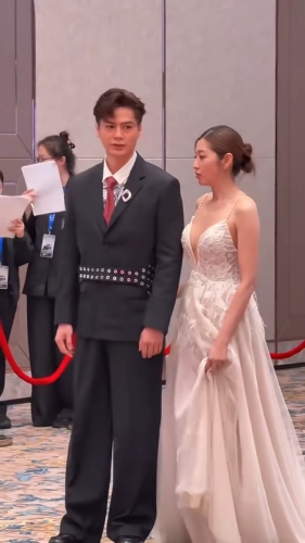 陳自瑤和羅子溢盛裝出席電視節，陳自瑤打扮極性感。