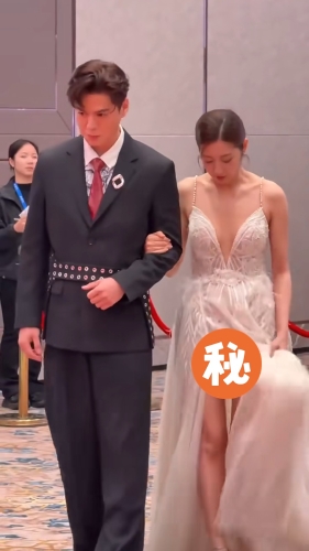 陳自瑤不斷掀起裕擺不慎走光，羅子溢也不察覺。