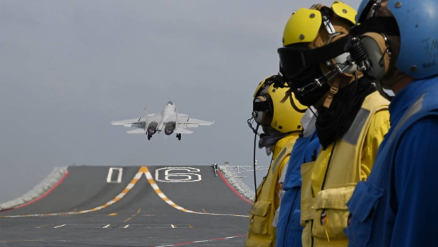 日本指遼寧艦在東海演練艦載機起降。新華社 日本指遼寧艦在東海演練艦載機起降。新華社