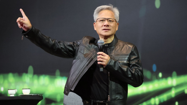 黃仁勛時常穿著招牌皮衣現身，已經成為個人標配。