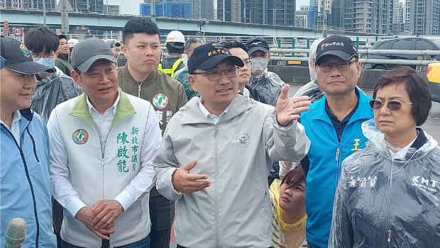 新北市長侯友宜（中）26日視察新北大橋機車道改善后完工現況。