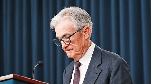 美聯儲主席鮑威爾25日在普林斯頓大學的演講中，為美聯儲應對新冠疫情期間的減息措施進行了辯護，最近鮑威爾和聯儲局頻繁受到總統特朗普批評。 美聯社