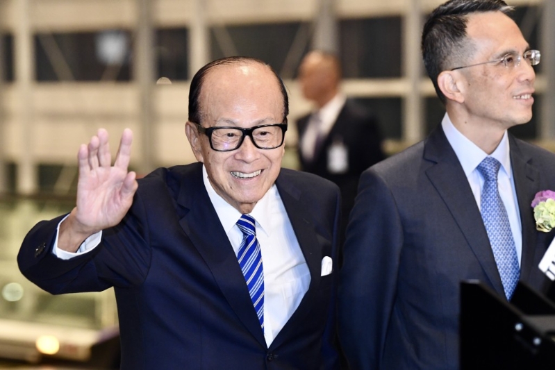 中國富豪第9位香港的李嘉誠、李澤鉅父子（2100億元人民幣）。 中通社