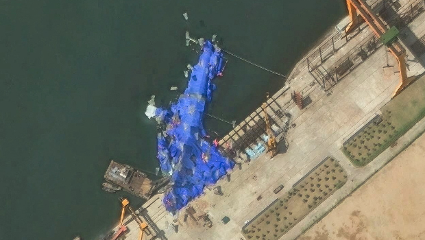 用藍色防水布覆蓋的受損驅逐艦衛星照 用藍色防水布覆蓋的受損驅逐艦衛星照