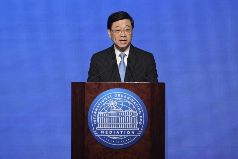 李家超在致辭時表示，香港很榮幸籌辦今天的簽署儀式，并在公約生效后，成為國際調解院總部的所在地。