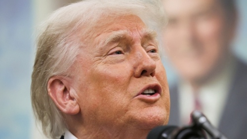 美國總統特朗普28日在白宮發表談話的神情 美國總統特朗普28日在白宮發表談話的神情