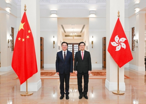 李家超(右)與新任中聯辦主任周霽(左)會面