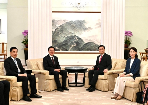 李家超(右二)表示，衷心歡迎周霽(左二)出任新職。