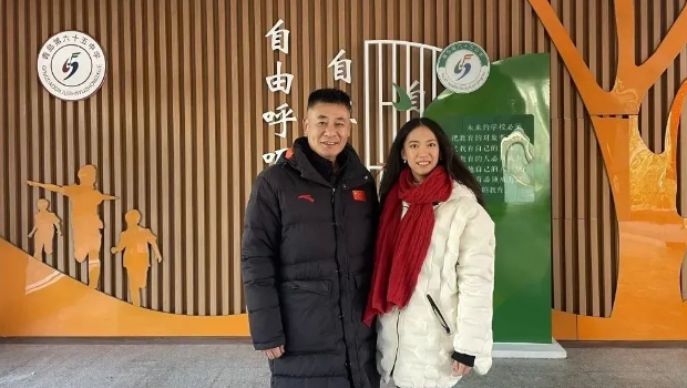 蔣雨融與初中班主任呂老師合照。