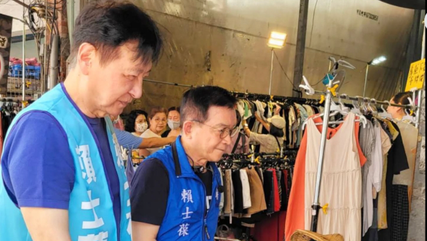 趙少康31日上午陪同國民黨“立委”賴士葆到木柵市場跟鄉親問好 趙少康31日上午陪同國民黨“立委”賴士葆到木柵市場跟鄉親問好