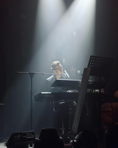 沈震軒在2006年曾參加英皇新秀歌唱大賽，并入圍最后五強及獲得“現場最具人氣獎”。