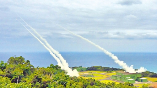 美國總統特朗普將擴大軍售臺灣，圖為臺灣向美采購的“海馬士”多管火箭系統進行實彈射擊。