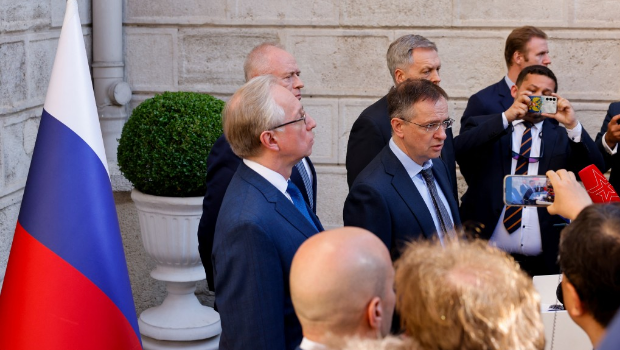 俄方首席談判代表梅金斯基（中）對記者發表講話。