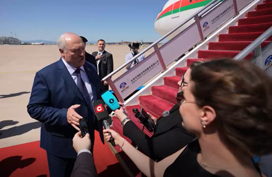 盧卡申科在離京前接受記者采訪 圖源:白俄羅斯國家通訊社視頻截圖 盧卡申科在離京前接受記者采訪 圖源:白俄羅斯國家通訊社視頻截圖