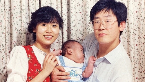 金惠京1990年與李在明在結婚。李在明競選部