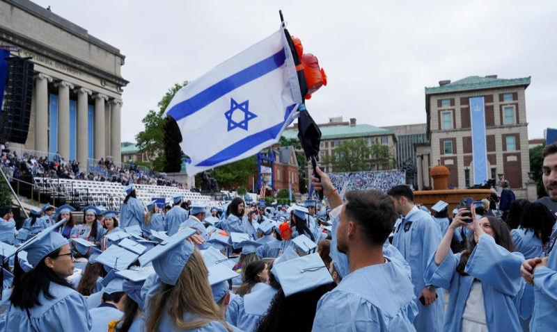 今年5月21日，美國紐約市曼哈頓哥倫比亞大學主校區畢業典禮上，一名學生手持以色列國旗。路透社.jpg