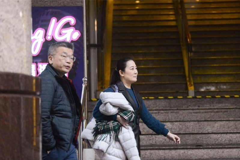 吳思瑤、蔡其昌離開餐廳。