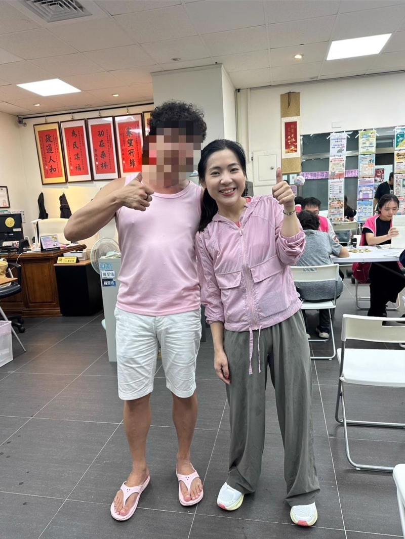 藍委徐巧芯(右)秀出活動當天與民眾合照 藍委徐巧芯(右)秀出活動當天與民眾合照