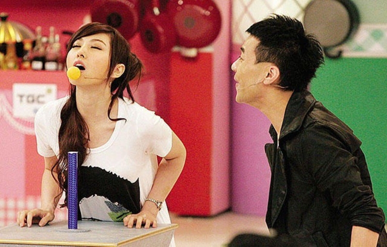 賈曉晨最為人熟悉的是上《獎門人》啜乒乓球。