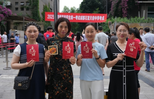 四川成都的家長，穿旗袍手持美好祝愿。 中新社