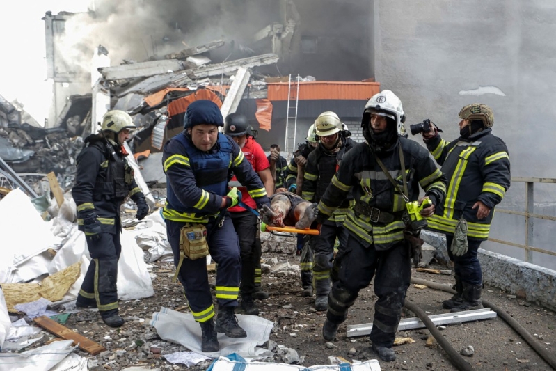 消防員從火場抬出死傷者。