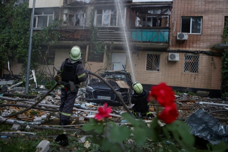 消防員射水救火。