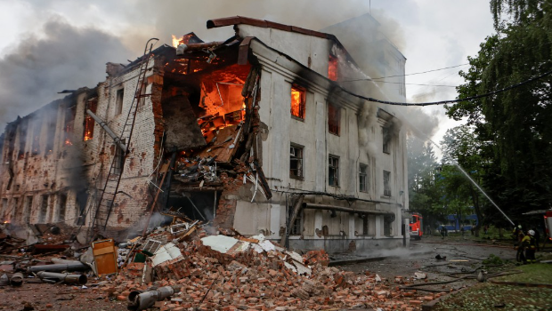 哈爾科夫一棟建筑物遭俄羅斯無人機擊中，著火焚燒。